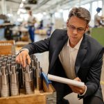 mezczyzna czytajacy dokumenty w fabryce