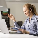 kobieta rozmawiajaca przez laptopa