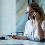 kobieta w okularach, rozmawiajaca przez telefon