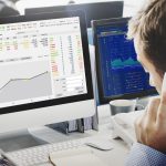 mężczyzna z wykresem